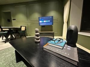 Plush Bandra West - Luxury 2BHK Apartment & Study