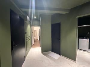 Plush Bandra West - Luxury 2BHK Apartment & Study