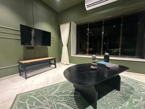 Plush Bandra West - Luxury 2BHK Apartment & Study