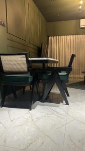 Plush Bandra West - Luxury 2BHK Apartment & Study