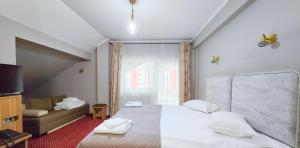 Triple Room with Balcony room in Pensiunea Bucura