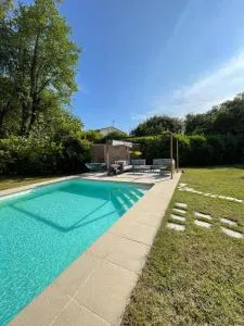 Spacieuse villa au calme absolu avec chambres climatisées et grande piscine - Biot