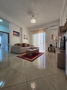 Modern , quiet , family friendly & fully furnished apartment