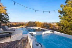 Heated Pool and Jacuzzi, Scenic Mountain View, Lux and Cozy, - 卡顿伍德
