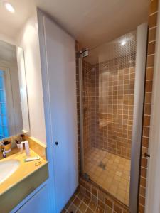 Loue appartement 128 m2 dans résidence haut standing avec piscine, tennis et accès privé plage