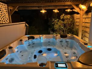 Villas Villa 75m2 avec Piscine et Jacuzzi prives, Sauna et Home-Cinema a 800m des Commodites : photos des chambres