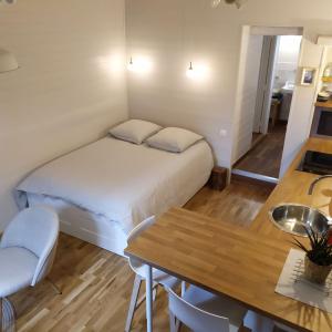 Appartements STUDIO HORTENSIA a 2 pas du port - Confortable, classe 2 etoiles : photos des chambres