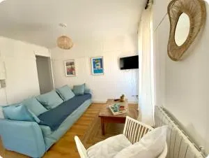 La Mouette Bleue -stationnement gratuit- mer - Woignarue