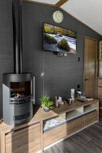 Peaceful Lake Retreat - Fishing Lakes, Heated Outdoor Swimming Pool 500yrds on Sister Park , Pool Open April to September