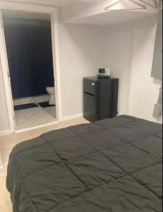 Cozy bedroom with en-suite bathroom - Naugatuck