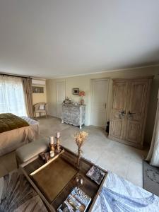 Maisons d'hotes A l-ombre des pins : photos des chambres