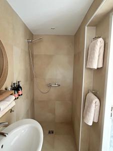 Maisons d'hotes A l-ombre des pins : photos des chambres