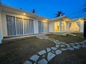 The Lull-Brand New, full Villa, Beach View - Pereliya