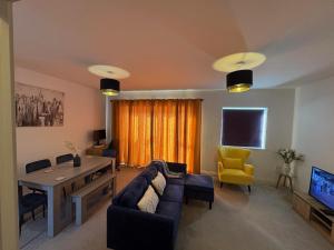 Three-bedroom modern family home by the pond with free parking