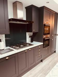 Spacious 5 Bedroom Home in Central Kidderminster with Private Parking and Electric Vehicle Facilities, Easy Access to Birmingham and Nearby Towns