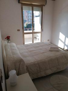 trilocale con ampio terrazzo e posto auto a 2 passi dal mare