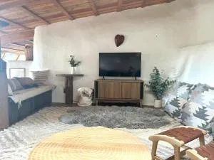 Peaceful Mt Top Earthship Retreat with Sauna & Views - Questa