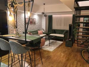 City View Duplex - Stylish 2BR Apartment with parking