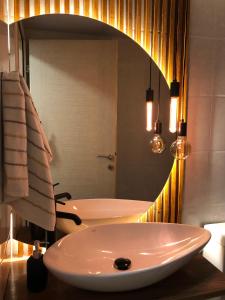 City View Duplex - Stylish 2BR Apartment with parking