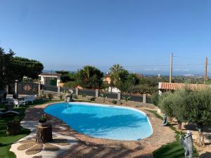 The poolside gem img36