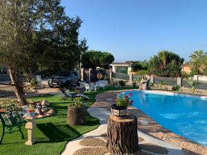 The poolside gem img43