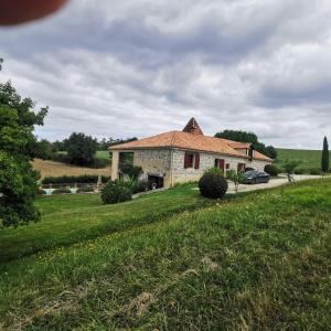 Maisons de vacances Grande ferme restauree 18eme siecle a deux pas de Condom et Nerac Tennis Piscine : photos des chambres