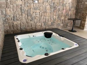 Dpto costero vista al lago, piscina y jacuzzi