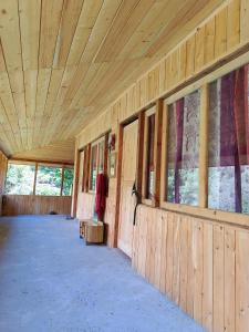 Yash wooden home stay tirthan valley