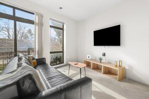 Elegance & Comfort Await You in Our Apt