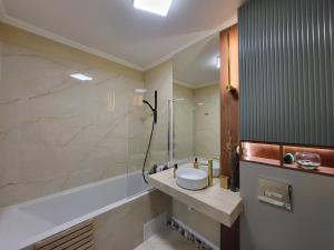 Ophir Apartment Ultracentral,the greenest and brightest central area,3 parking space in the large yard