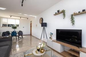 Family apartment 2 bed 2 bath near Florida Rd