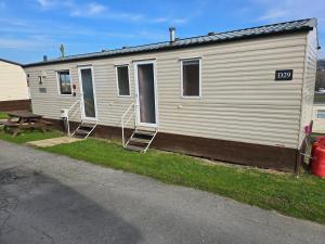 Light and Airy 2 Bedroom Mobile Home
