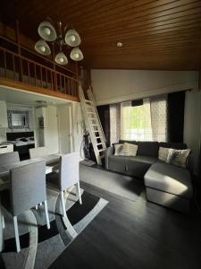 Pronssi Villa, Vuokatin ytimessä sisältyy Ilmainen pysäköinti, Sauna, etu terassi ja piha alue, Wi-Fi, SmartTV