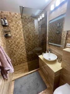 Newly renovated chic apartment close to downtown