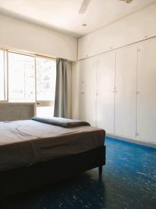 Habitaciones con baño compartido en Departamento Mid Century Modern