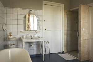 B&B / Chambres d'hotes Chateau de Varambon : Chambre Double Lit King Size avec Vue sur Jardin 