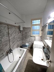 Spacious Apartment 2 minutes from Omonoia Metro