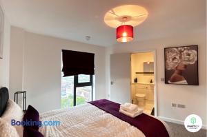 Executive 2 Bed 2 Bath Central Woking Flat with Free Parking