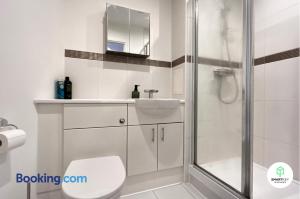 Executive 2 Bed 2 Bath Central Woking Flat with Free Parking