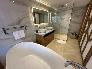 Yves Saint Laurent Jacuzzi Elegance