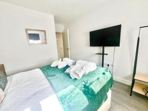 Luxury 3BR House with free parking and Hot Tub