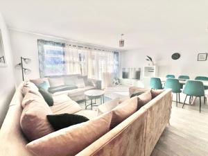 Luxury 3BR House with free parking and Hot Tub