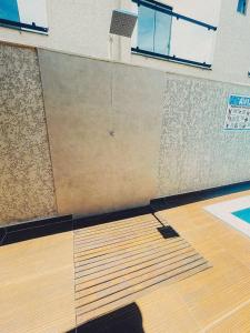 Casas Duplex todas com 3 suiítes ambas com ar condicionado, varanda, internet e churrasqueira privativa no Residencial Jardins de Taperpuã 2 codomínio a poucos metros da Praia de Taperapuã, com piscina e área gourmet.