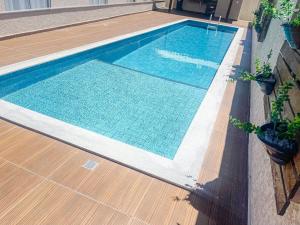 Casas Duplex todas com 3 suiítes ambas com ar condicionado, varanda, internet e churrasqueira privativa no Residencial Jardins de Taperpuã 2 codomínio a poucos metros da Praia de Taperapuã, com piscina e área gourmet.