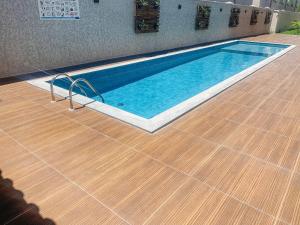 Casas Duplex todas com 3 suiítes ambas com ar condicionado, varanda, internet e churrasqueira privativa no Residencial Jardins de Taperpuã 2 codomínio a poucos metros da Praia de Taperapuã, com piscina e área gourmet.