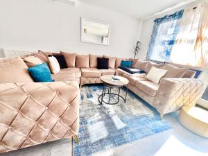 Luxury 3BR House with free parking and Hot Tub