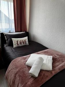 Peaceful & Convenient For business Trip & Families holiday & working proffesional-long term deals available , M1 J25-10Min , WI-Fi 500Mb , Netflix , Secure Huge Private garden with 6 cars parking space , Fully equiped kitchen , Few local shops near b