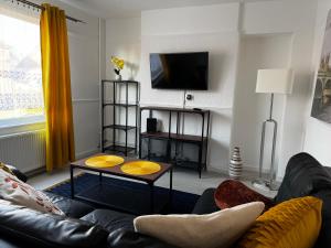 Peaceful & Convenient For business Trip & Families holiday & working proffesional-long term deals available , M1 J25-10Min , WI-Fi 500Mb , Netflix , Secure Huge Private garden with 6 cars parking space , Fully equiped kitchen , Few local shops near by