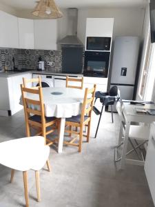 Appartements Mailh- Massibe T2 5 pers climatisation piscine couverte linge de maison inclus parking jardin clos : Appartement 1 Chambre