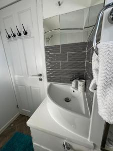 Peaceful & Convenient For business Trip & Families holiday & working proffesional-long term deals available , M1 J25-10Min , WI-Fi 500Mb , Netflix , Secure Huge Private garden with 6 cars parking space , Fully equiped kitchen , Few local shops near b